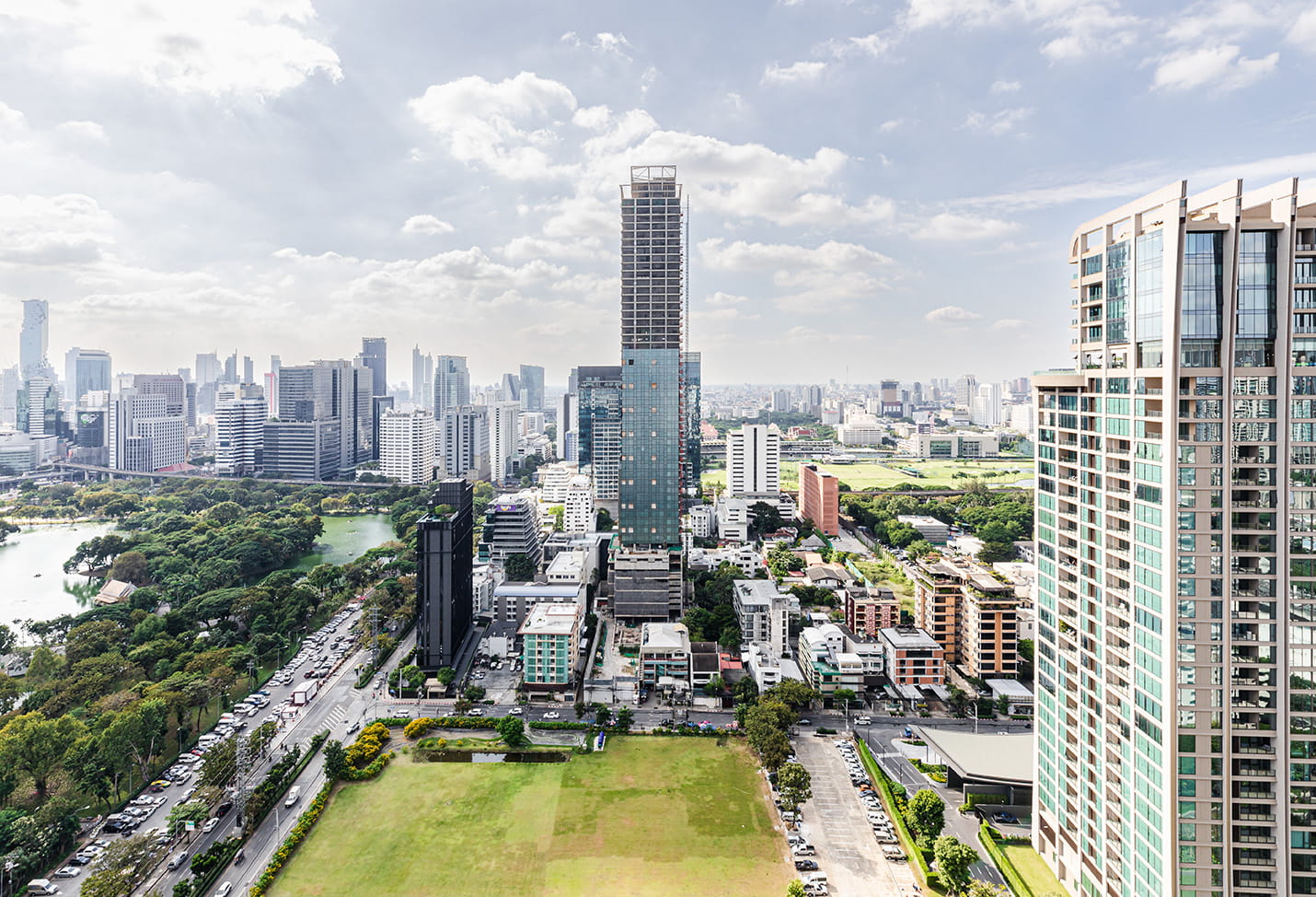 バンコク中心部の高層マンション群の景観